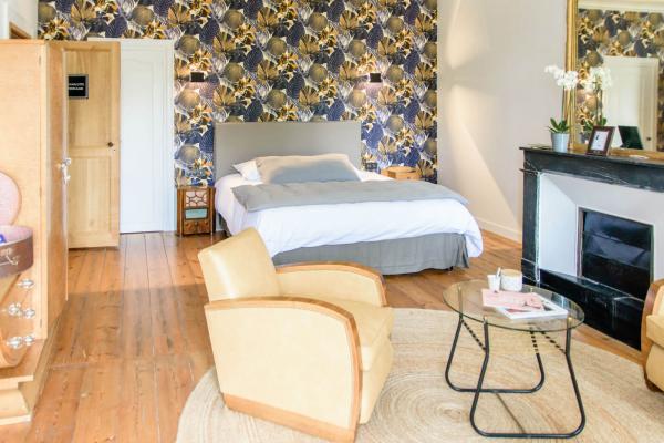 boutique hotel near La Rochelle- bed and breakfast in Rochefort - Charlotte Perriand bedroom with design furniture