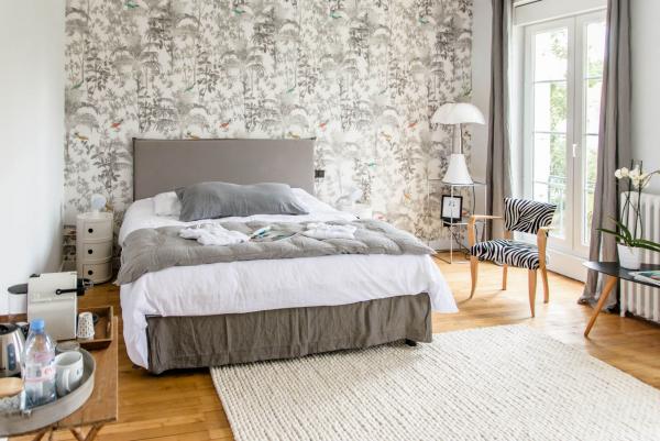 boutique hotel near La Rochelle and Bordeaux with swimming pool and parking - bed and breakfast in Rochefort - Gae Aulenti bedroom with design furnitures