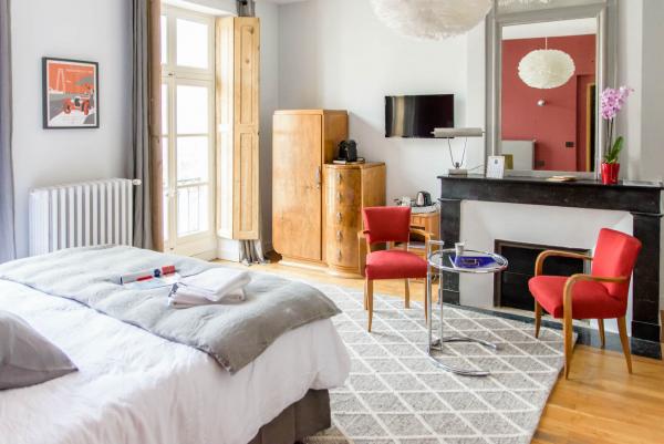 boutique hotel near La Rochelle and Bordeaux with swimming pool and parking - bed and breakfast near Ré island in Rochefort - Eileen Gray,  bedroom with design furnitures