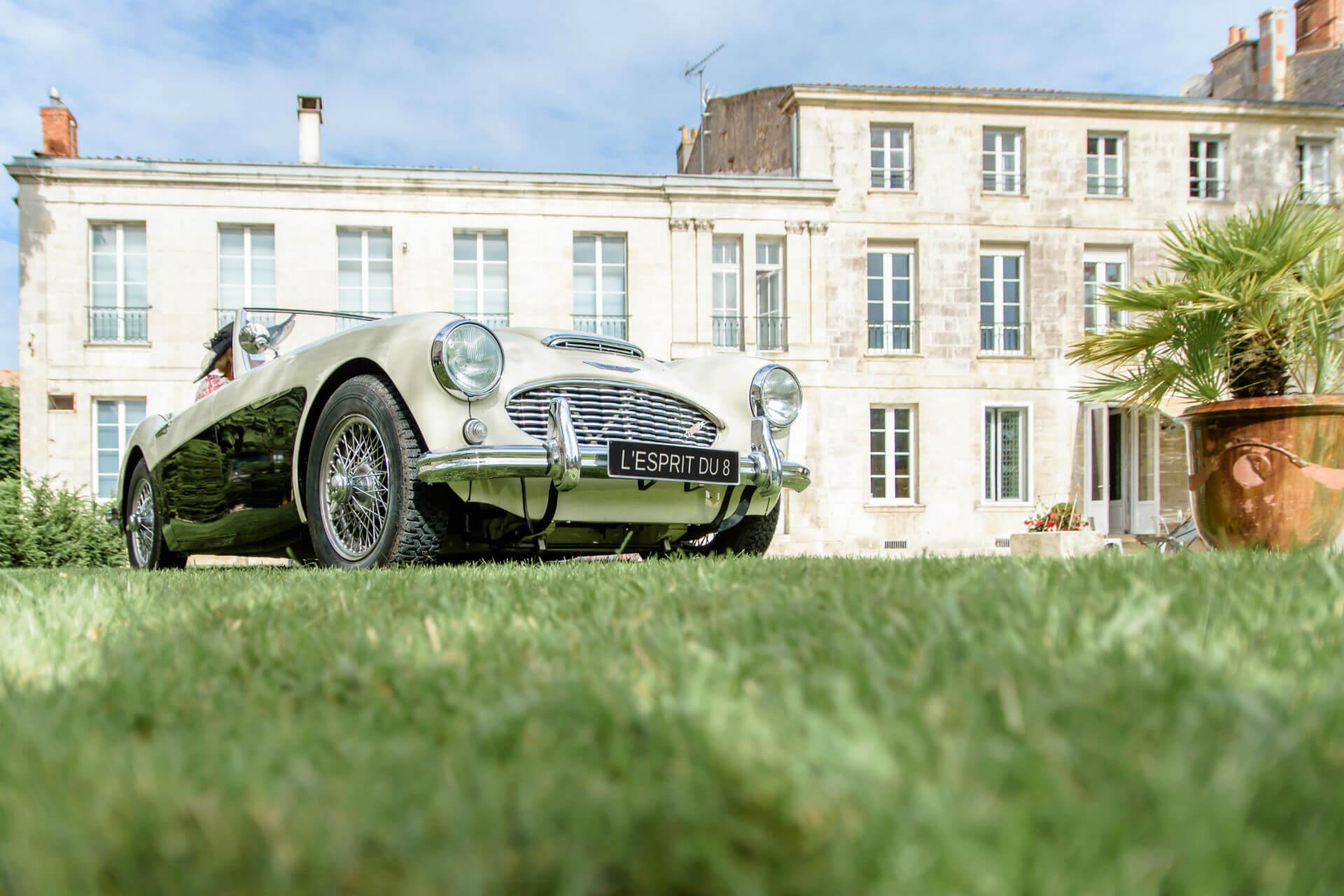 hotel / guest house with parking and swimming pool near the sea. Austin Healey tour.