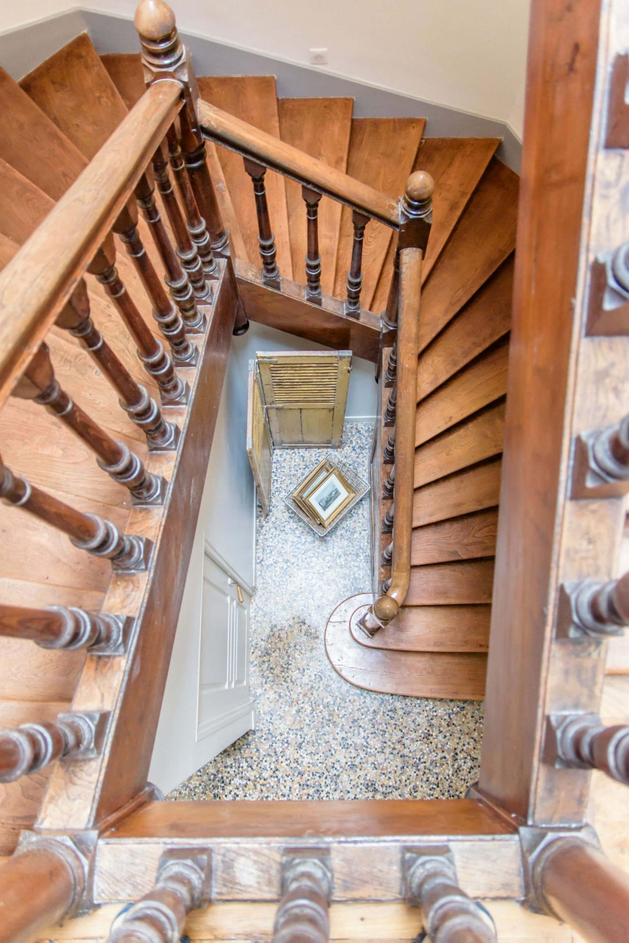 boutique hôtel décoration escalier chambre d'hôtes vintage en charente maritime et nouvelle aquitaine