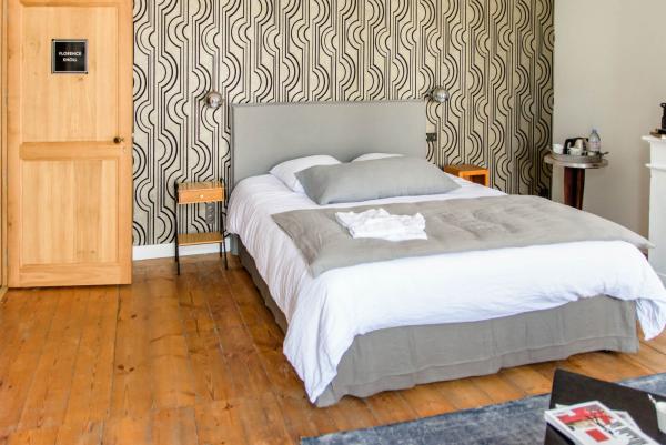 boutique hotel near La Rochelle with swimming pool and parking - bed and breakfast near Ré island in Rochefort - Florence Knoll,  bedroom with design furnitures - chambre d'hôtes de charme grand lit king size charente maritme