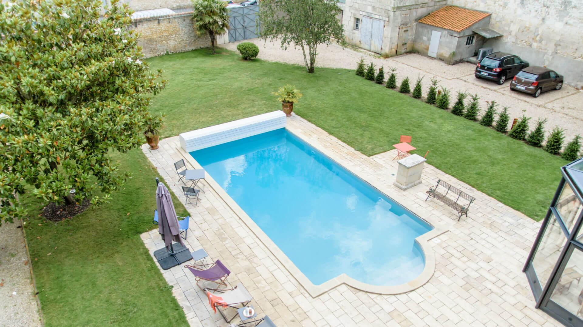 Vue de la fenêtre de la chambre Charlotte Perriand sur la piscine