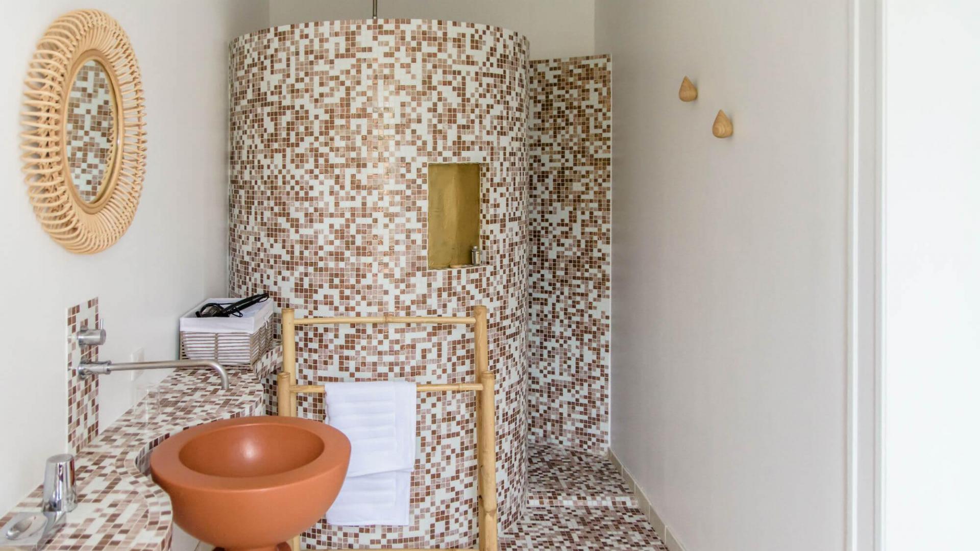 Salle de bain attenante à la chambre Charlotte Perriand